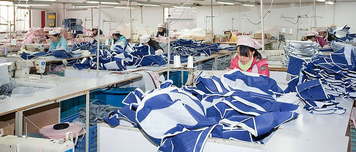 株式会社アストロ中国工場で不織布カバーを縫製している所の画像