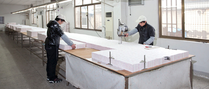 株式会社アストロ中国工場で不織布カバーを裁断している所の画像