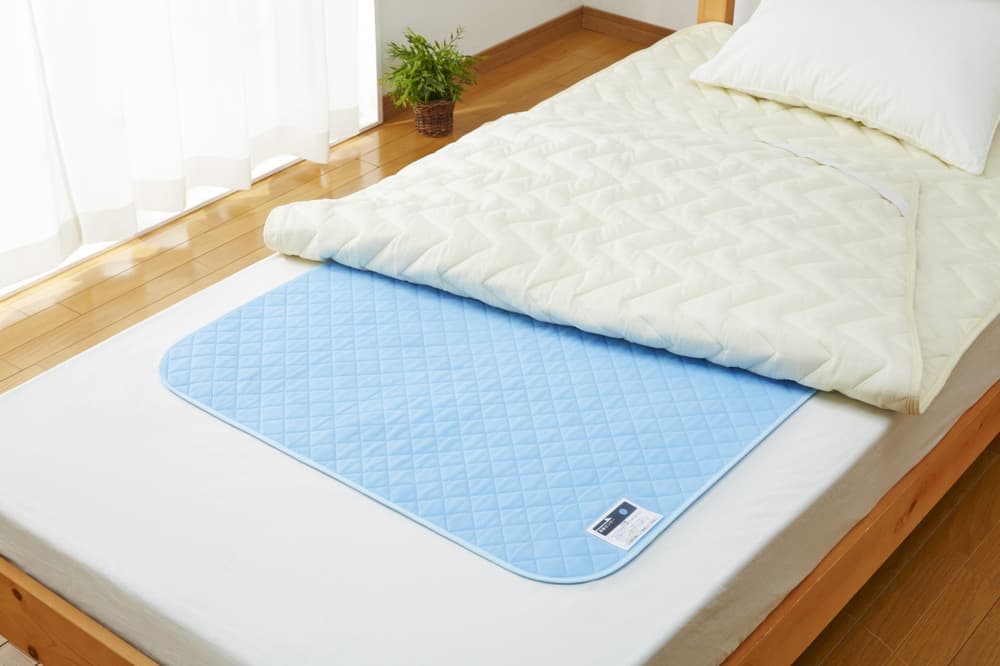 湿気を吸湿し、快適な寝心地をサポートするドライ＆ドライという素材を使用した。寝具をベットで使用した写真。